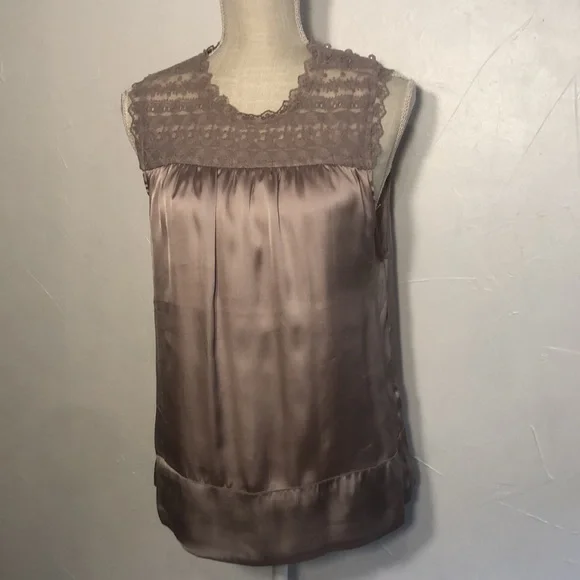 Francesca’s Color pink size Large 3 Buttons on shoulder and Lace on top - Picture 2 of 9